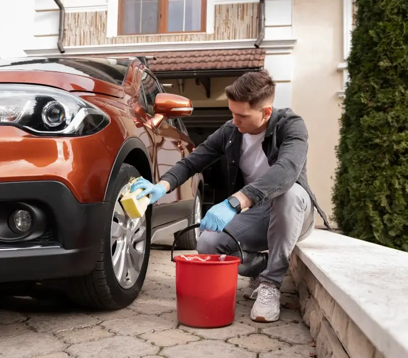 Lavage auto à domicile La Bazoge-Montpinçon : professionnel intervenant sur un véhicule